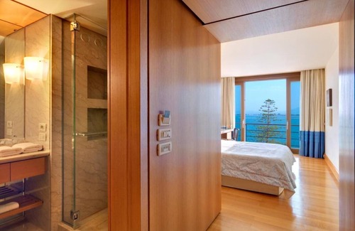 Nafplio Hotel | Amphitryon Hotel is located on the coast at Nafplion.