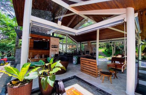 Carapicuiba House | Ampla casa em meio à natureza