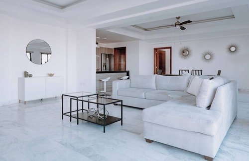 Gascue Apartment | Amplio apartamento con hermosa vista. /Spacious apartment with a beautiful view.