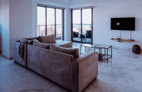 Gascue Apartment | Amplio apartamento con hermosa vista. /Spacious apartment with a beautiful view.