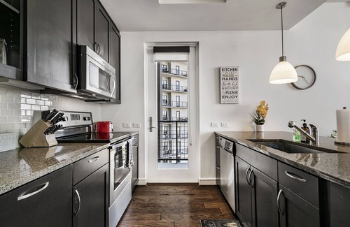 Turtle Creek Apartment | Amyfinehouse UPTOWN DALLAS+2BR Corporate Luxury Apt+Pool+Gym+Katy Trail