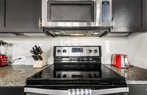 Turtle Creek Apartment | Amyfinehouse UPTOWN DALLAS+2BR Corporate Luxury Apt+Pool+Gym+Katy Trail