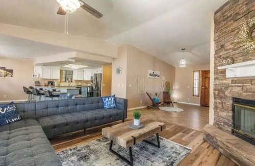 Lake Havasu City House | An Adventurer's Retreat ~ Book for Desert Storm! RV Garage! Hot Tub & Pool!