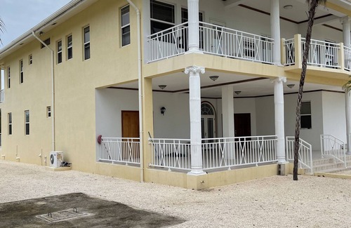 Lake Gardens House | An amazing family/vacation home in a safe picturesque area of Belize