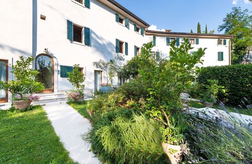 Pesina Spezie Apartment | An attractive residence on the Verona side of Lake Garda.