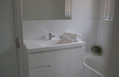 Scullin House | An executive 3 bedroom modern house, all to yourself