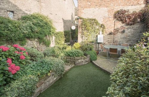 Middleham Cottage | An impressive cottage with beams and views of the Middleham Castle.