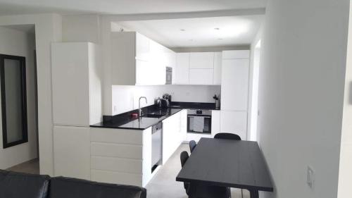 Saint-Mandrier-sur-Mer Apartment | Anatole - T3 - Moderne - Climatisé - 1er étage - Très grande terrasse 35 M2 - Vue magnifique et dégagée
