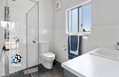 Victor Harbor House | Anchor on Esplanade - Esplanade Classic Art Deco with Stunning Extension