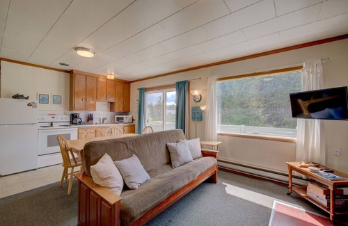 Long Beach Cottage | Anchorage Cottages Unit 6 Dog friendly and close to the beach