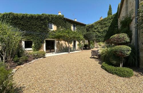 Saint-Victor-des-Oules Villa | Ancien Prieuré rénové - "le jardin du curé" - cour intérieure - calme - 8 personnes