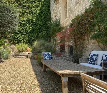 Saint-Victor-des-Oules Villa | Ancien Prieuré rénové - "le jardin du curé" - cour intérieure - calme - 8 personnes