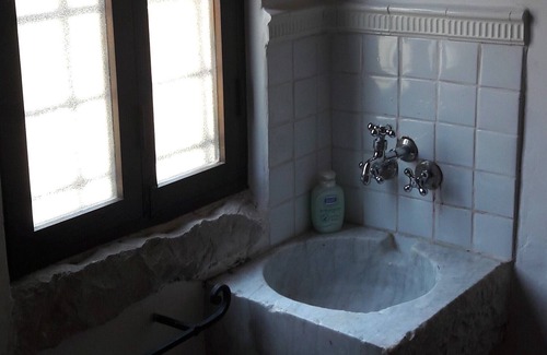 Pontinia Cottage | Ancient, romantic and well-kept cottage inserted in a country estate.