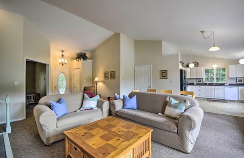 Anderson Island House | Anderson Island Retreat w/Lakefront Deck & Canoe!
