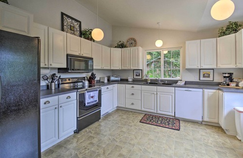 Anderson Island House | Anderson Island Retreat w/Lakefront Deck & Canoe!