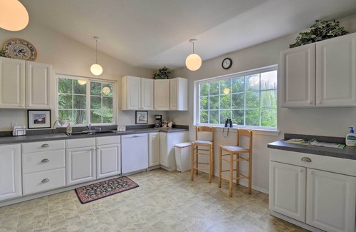 Anderson Island House | Anderson Island Retreat w/Lakefront Deck & Canoe!