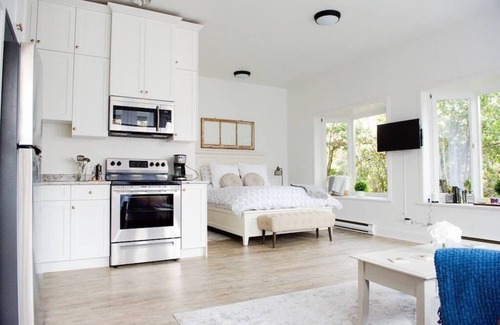 Cobble Hill House | Anderson Lane Studio l Beach Access l TV I Kitchen