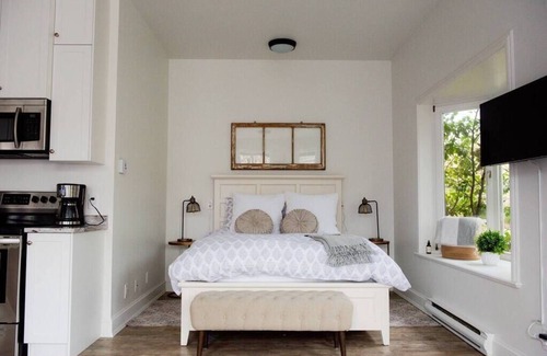 Cobble Hill House | Anderson Lane Studio l Beach Access l TV I Kitchen