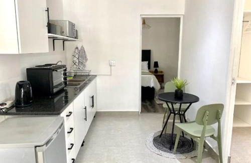Assagay House | Angazi Guesthouse Unit 3 - Modern 2 Bedroom Apartment with Pool