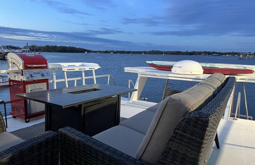 Springs at Kings Bay Boat Rental | Anglers Inn Floating Suite Luxury houseboat— Manatee Kayak Three Sisters Springs