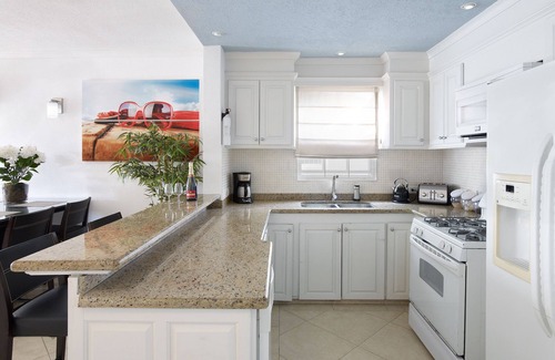 Sheraton Park Condo | Anidale is located in a quiet neighbourhood. A short walk to the Sheraton Centre shopping mall