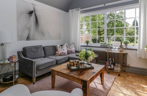Ripple Cottage | ANNEX, romantic, luxury holiday cottage, with pool in Twyning