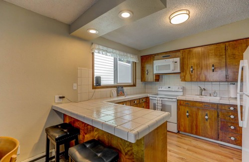 McCall House | Annie's Place-Lakefront-Shared dock w/Almost Heaven-Rent both for a 6-room getaway for large groups!