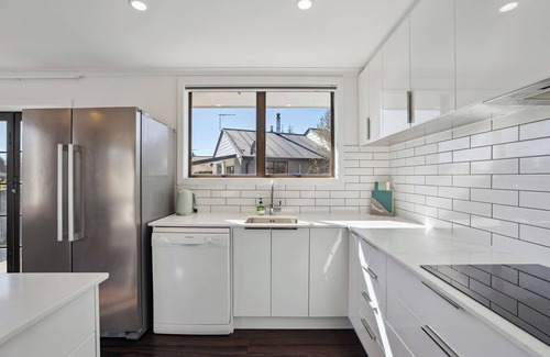 Lowburn House | Antimony Retreat - Cromwell Holiday Home
