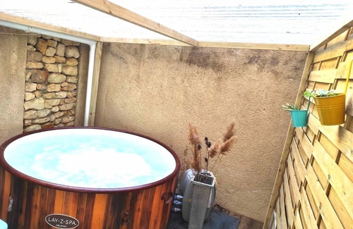 Orange Apartment | Antique SPA" apartment: Jacuzzi under patio