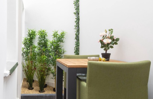Amandus - Atheneum Apartment | Antwerp Gem: Stylish Apartment Near Trendy Eiland