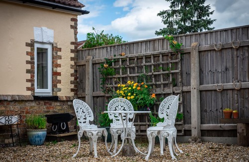 Louth Cottage | ANVIL LODGE, pet friendly, with a garden in Goulceby