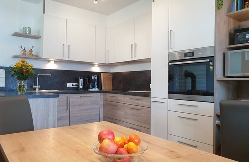 Schonbach Apartment | Apartment 'Ferienwohnung Edelstein' with Mountain View, Private Terrace and Wi-Fi
