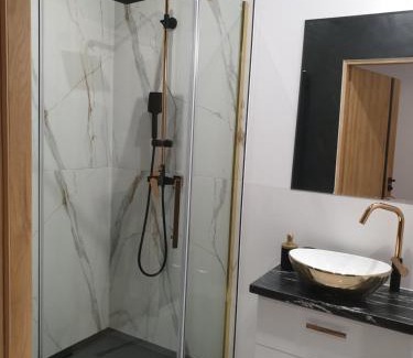 Szczawno-Zdroj Apartment | Apartament CzarnoRóżowy