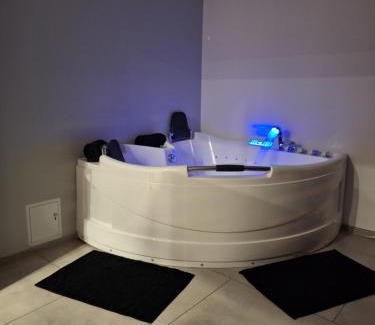 Katowice Apartment | Apartament z jacuzzi w centrum Katowic