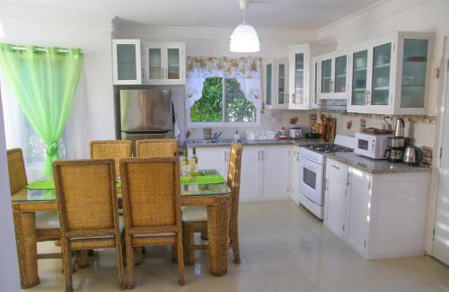 Juan Dolio Apartment | Apartamento BOUTIQUE con encanto en Juan Dolio-Metro Country Club-CON PISCINA, SEGURIDAD PRIVADA, ENERGIA 24-7, CAMPO DE GOLF Y TENIS