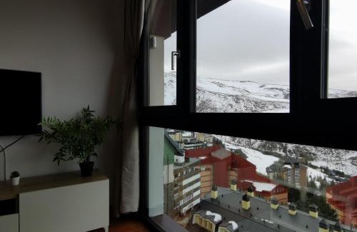 Pradollano Apartment | Apartamento en Sierra Nevada, próximo a pistas y plaza central, vistas increíbles