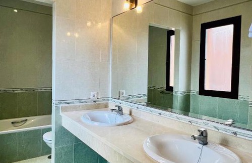 Puerto de la Duquesa Apartment | Apartamento con piscina en plena playa