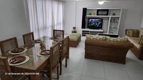 Pitangueiras Apartment | Apartamento pé na areia Guarujá 3 quartos 3 banheiros sala cozinha equipada
