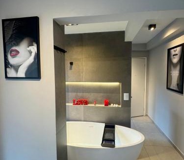 Bela Vista Apartment | Apartamento Tons de Cinza , Banheira, Pole Dance, Estac , TV 58 pol