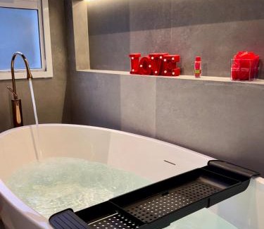 Bela Vista Apartment | Apartamento Tons de Cinza , Banheira, Pole Dance, Estac , TV 58 pol