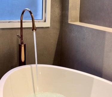 Bela Vista Apartment | Apartamento Tons de Cinza , Banheira, Pole Dance, Estac , TV 58 pol