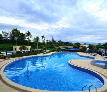 Armenia Apartment | Apartamento Vacacional a 5m del Aeropuerto - 20 minutos del Parque del Café y Centro de Armenia - Con 4 Piscinas - 3 Jacuzzi - Sauna - By Molca Travel