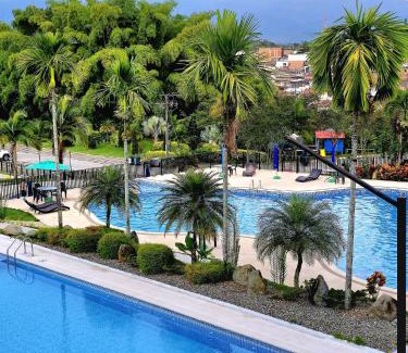 Armenia Apartment | Apartamento Vacacional a 5m del Aeropuerto - 20 minutos del Parque del Café y Centro de Armenia - Con 4 Piscinas - 3 Jacuzzi - Sauna - By Molca Travel