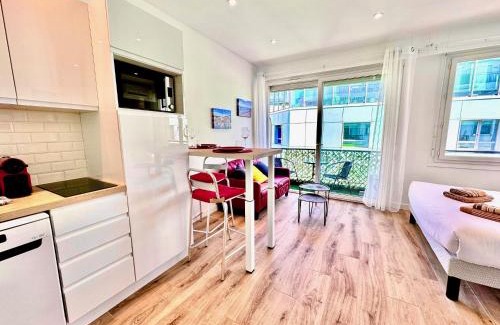 Les Baumettes Apartment | ApartHotel Riviera - Balcon Lenval Sea View with AC Promenade des Anglais