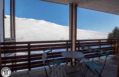 Besse-et-Saint-Anastaise Apartment | Apartment with garage, pool and wifi, 4th floor of a tourist residence
