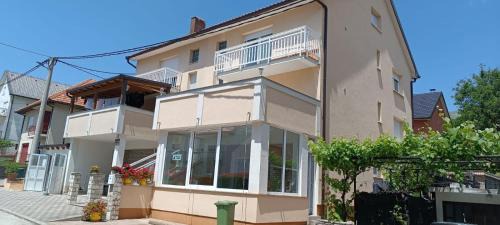 Canton 10 Apartment | Apartman Bor