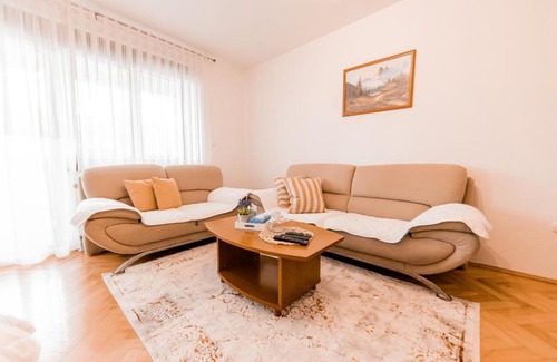Canton 10 Apartment | Apartman Li
