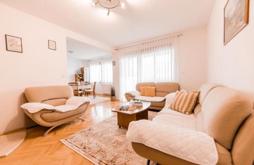 Canton 10 Apartment | Apartman Li