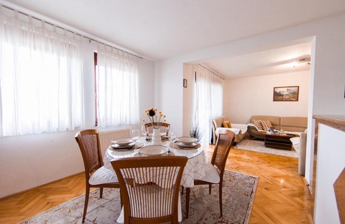 Canton 10 Apartment | Apartman Li