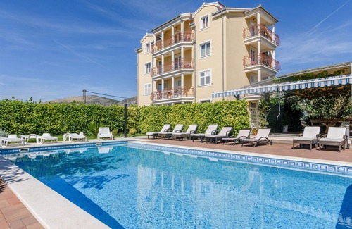 Trogir Apartment | Apartmens Mary Nice house with multiple apartments 4